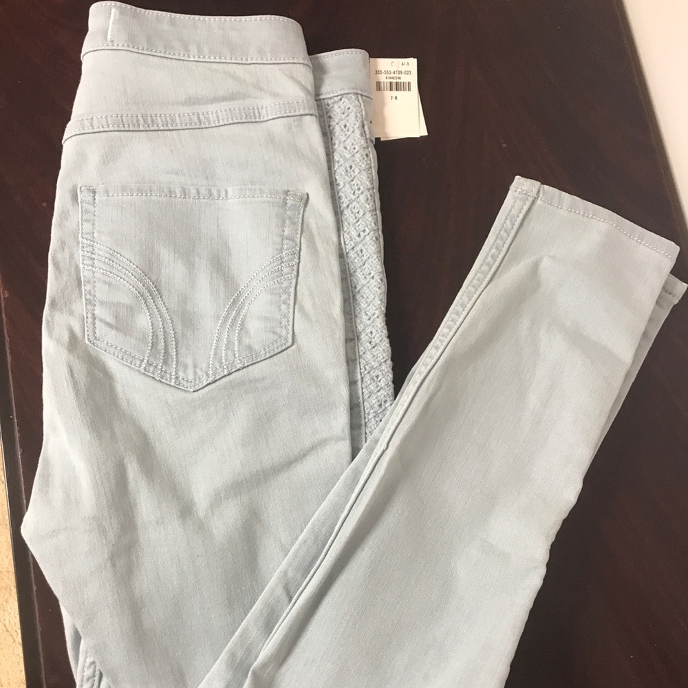 NEW! Light Washed Hollister Jeans w/ Detailing